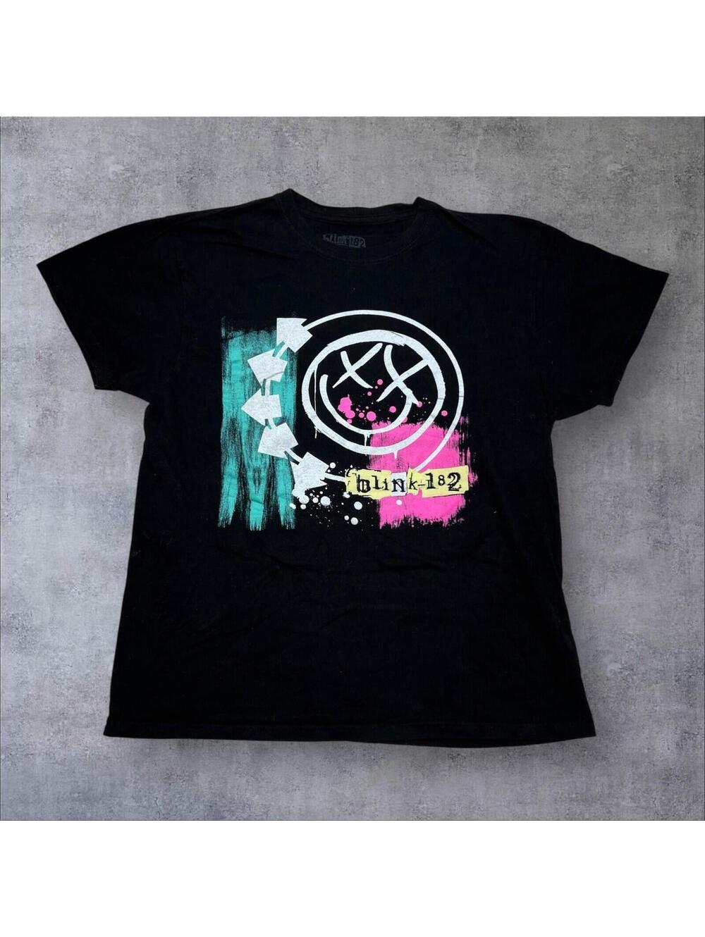 Vintage Style Y2K Blink 182 Classic Rock Band Center Graphic Men’s Tee Large